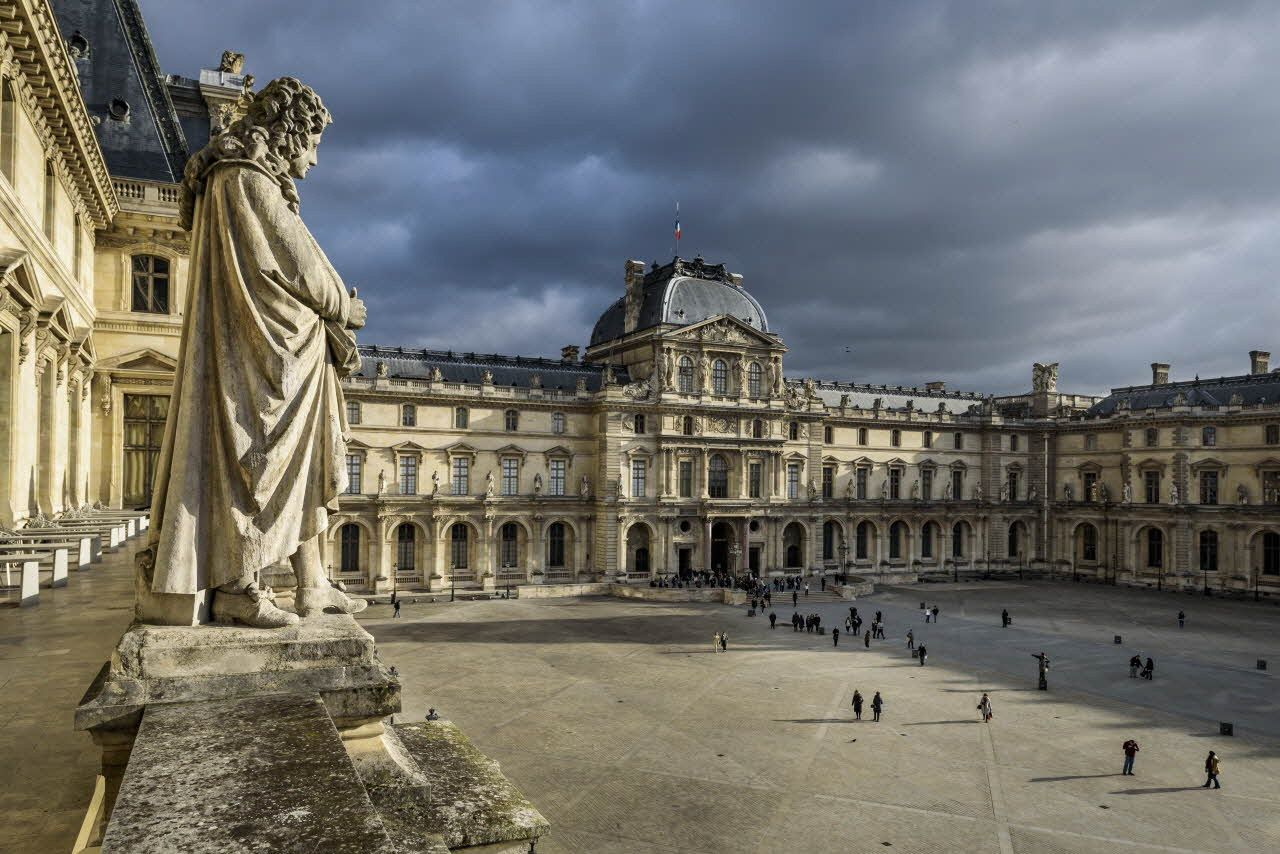 Как злоумышленники совершили ограбление в Лувре Как злоумышленники совершили ограбление в Лувре