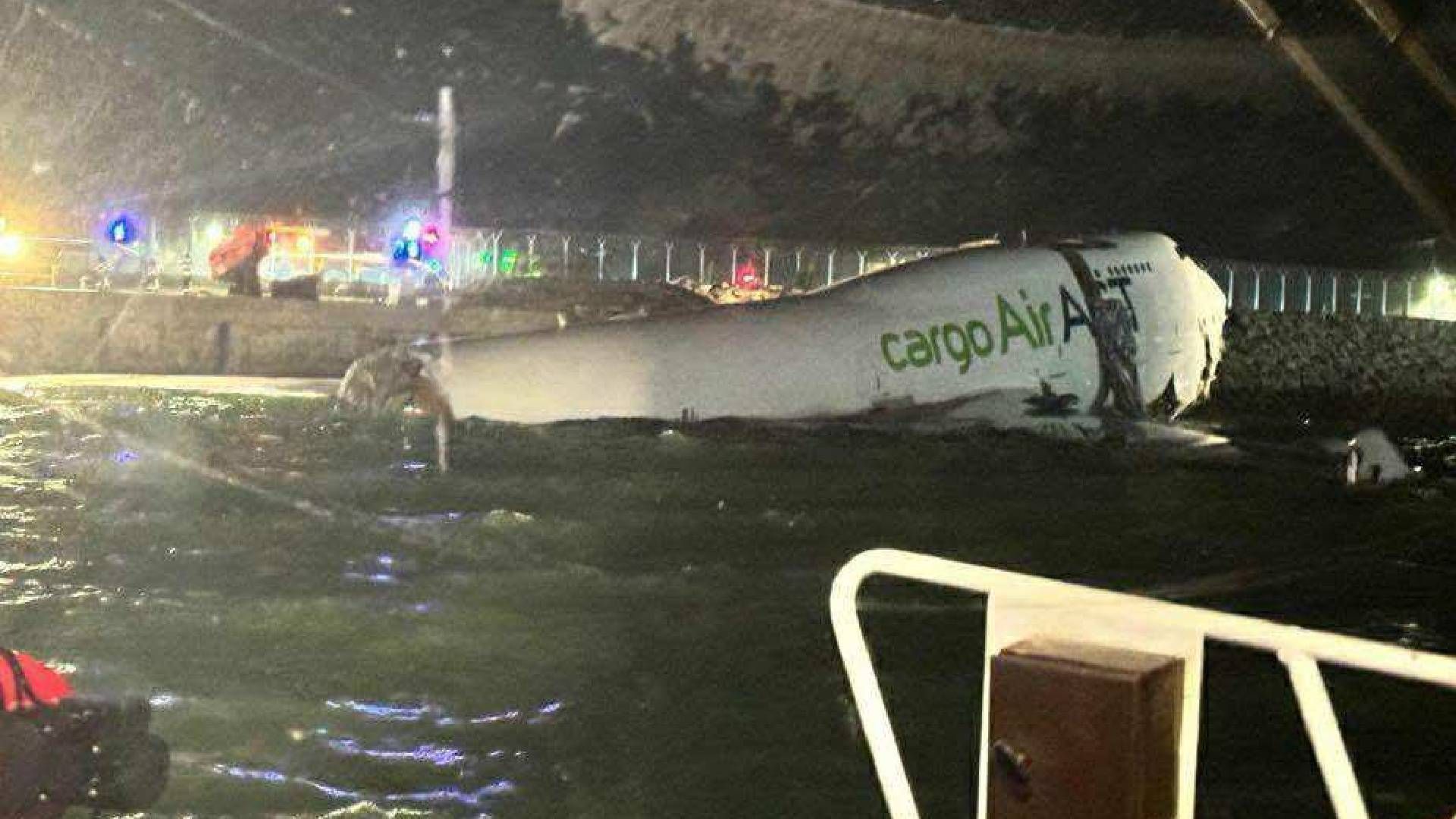 В Гонконге грузовой самолет при посадке врезался в патрульный автомобиль