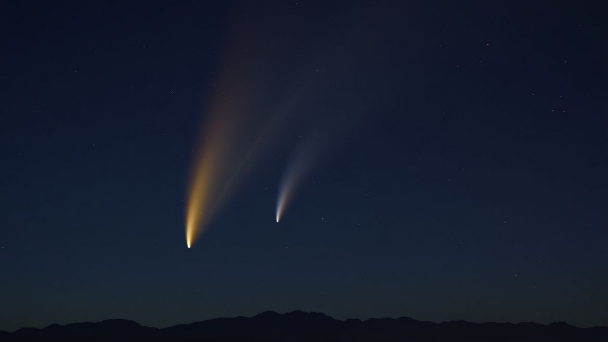 Дві комети Леммон і SWAN сяють у жовтневому небі Землі Дві комети Леммон і SWAN сяють у жовтневому небі Землі