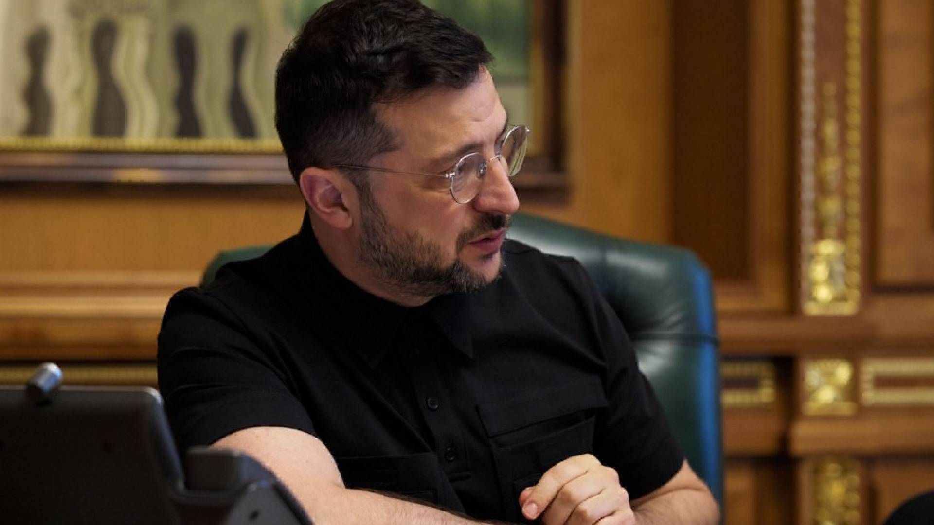 Президент предлагает депутатам продлить военное положение в Украине Президент предлагает депутатам продлить военное положение в Украине