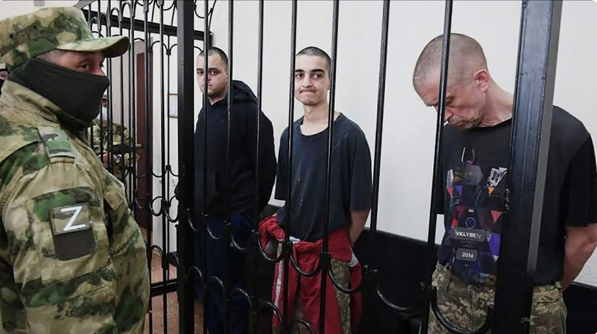 Приговоренный к смертной казни судом так называемой ДНР военный Шон Пиннер (третий справа) Приговоренный к смертной казни судом так называемой ДНР военный Шон Пиннер (третий справа)