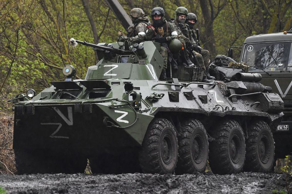 Російські окупанти на БМП Російські окупанти на БМП