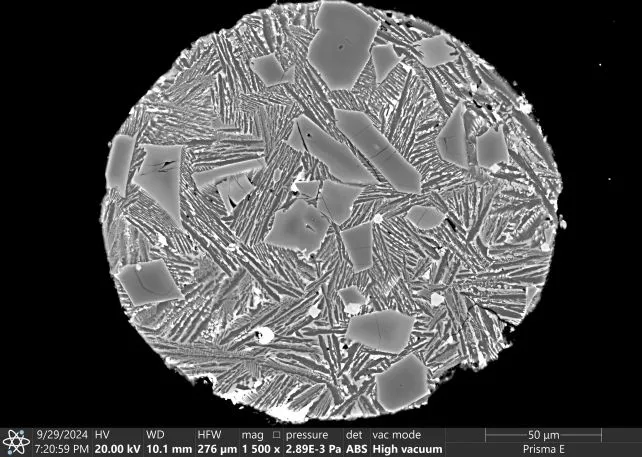 Фрагмент метеорита, що містить олівін, зібраний Chang'e-6 з далекої сторони Місяця Фрагмент метеорита, що містить олівін, зібраний Chang'e-6 з далекої сторони Місяця