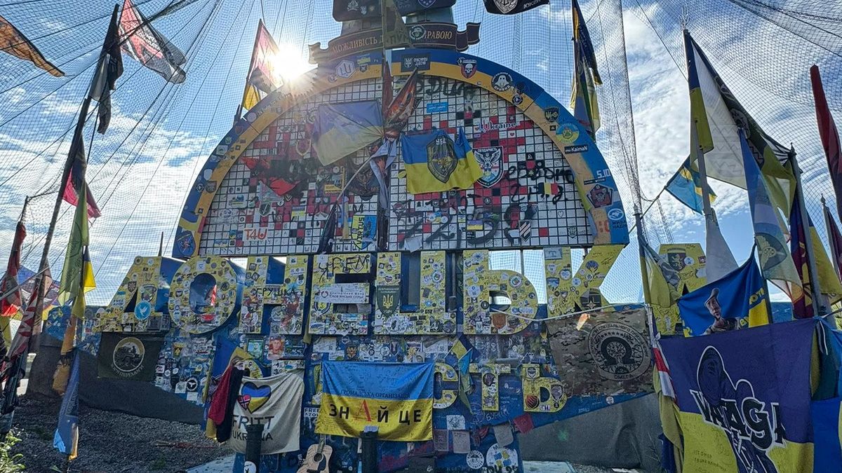 Волонтер призвала спасти самую известную стелу Донетчины Волонтер призвала спасти самую известную стелу Донетчины
