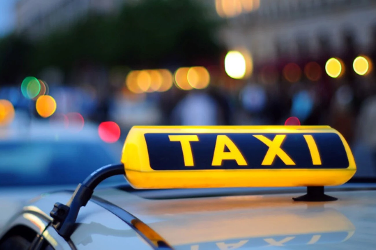 З лівого на правий берег за 1 тисячу гривень: ціни на таксі в Києві злетіли через обстріли З лівого на правий берег за 1 тисячу гривень: ціни на таксі в Києві злетіли через обстріли