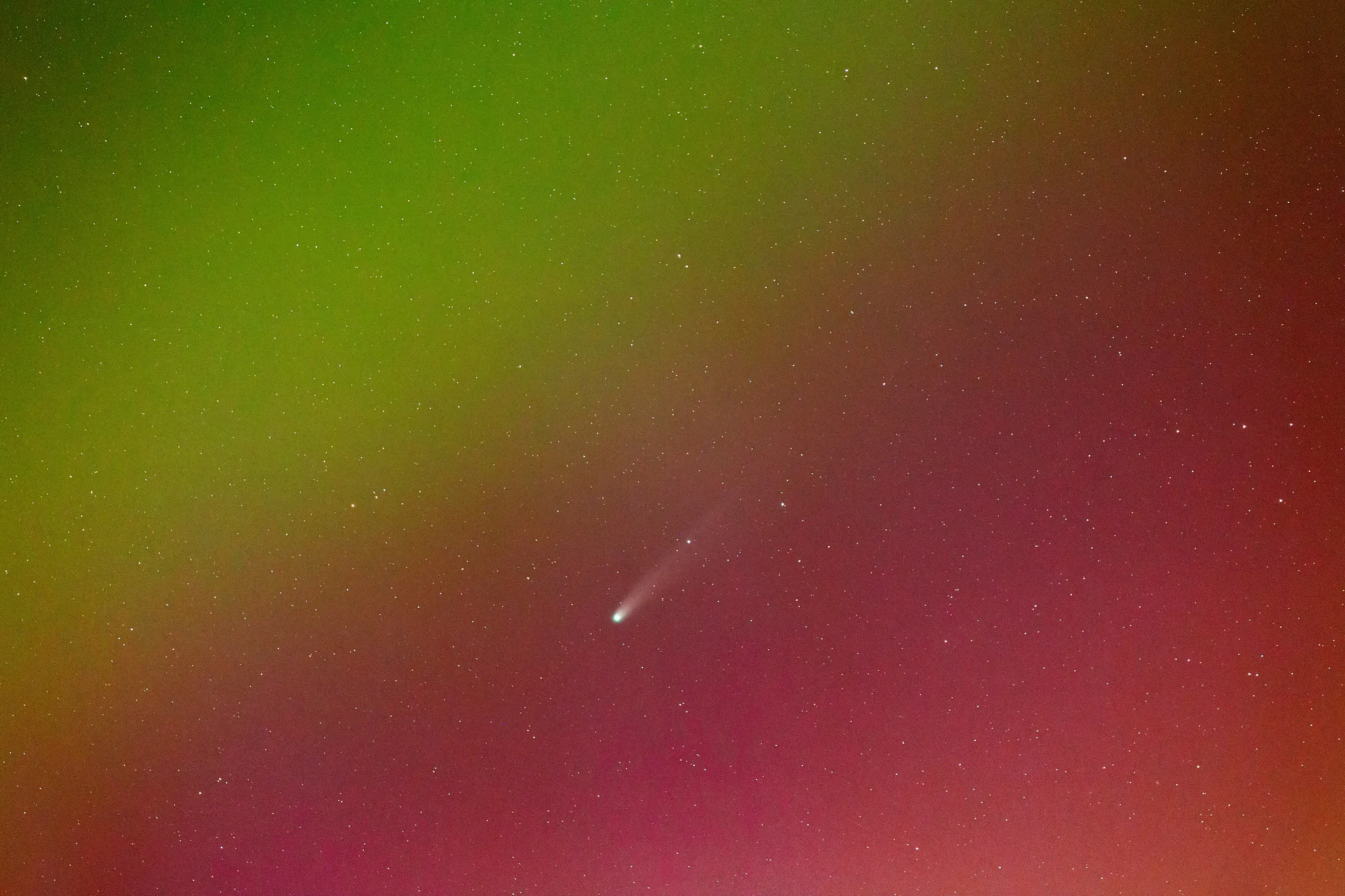 Комету Леммон сфотографировали сквозь удивительно яркую дугу полярного сияния над Шотландией