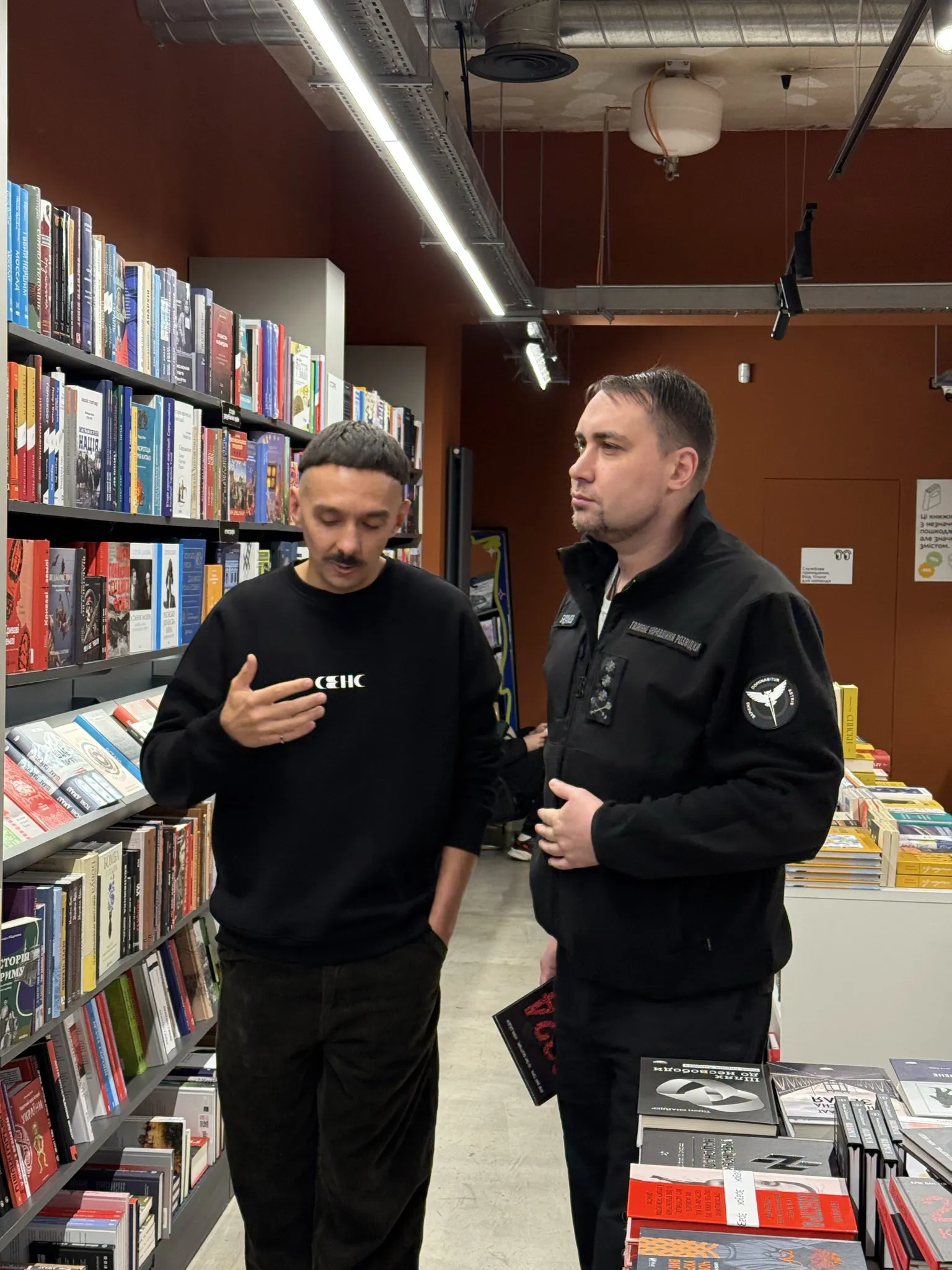 Кирилл Буданов в книжном магазине