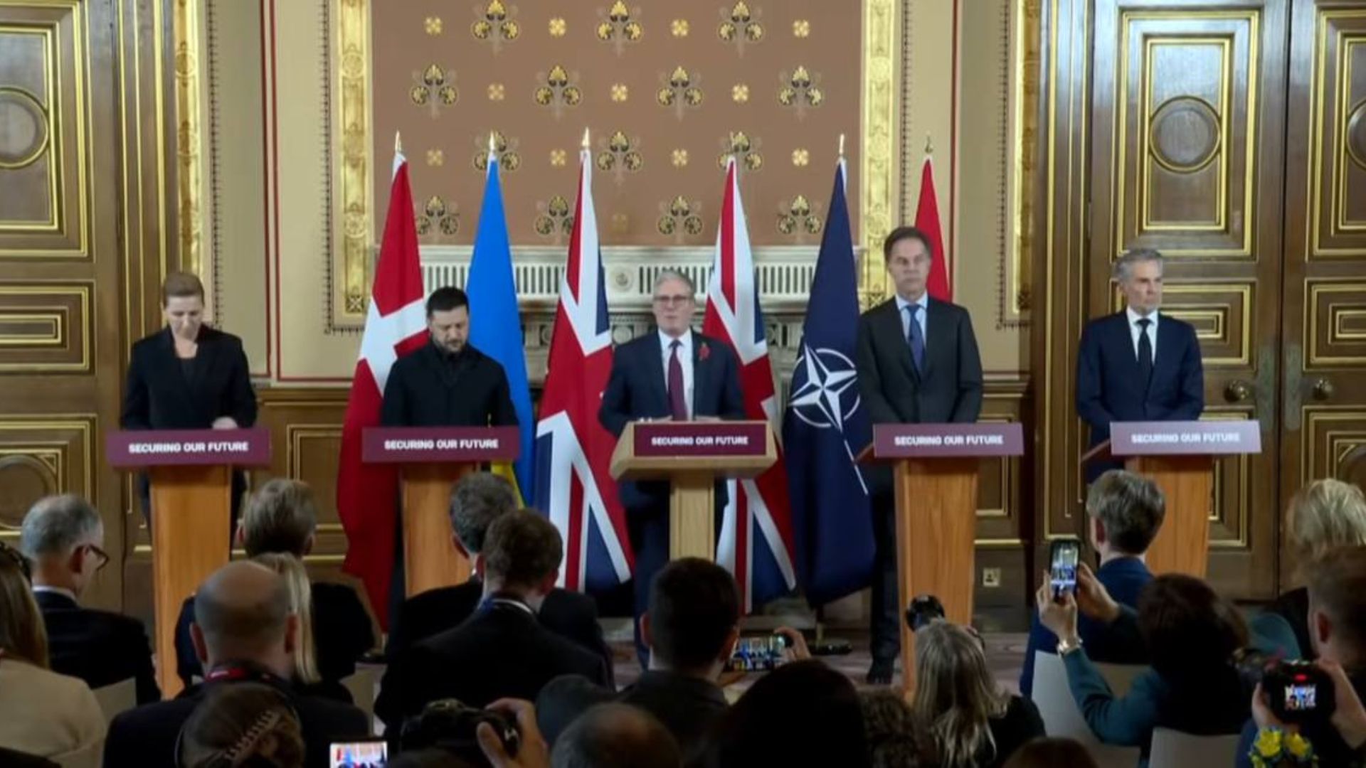 Зеленський проводить пресконференцію у Великій Британії Зеленський проводить пресконференцію у Великій Британії