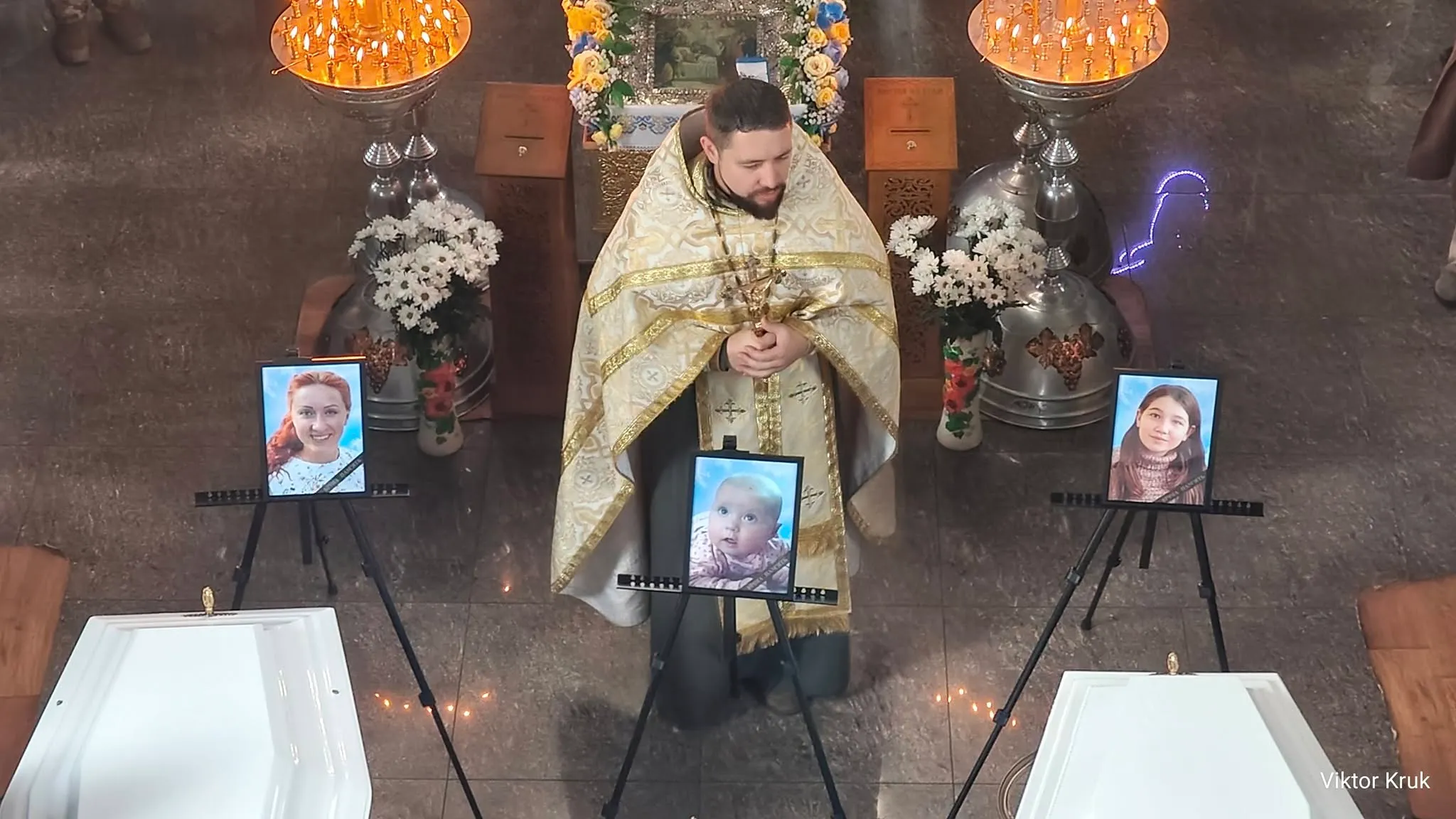 в Погребах попрощались с семьей Зайченко, которые погибли от удара Шахедом