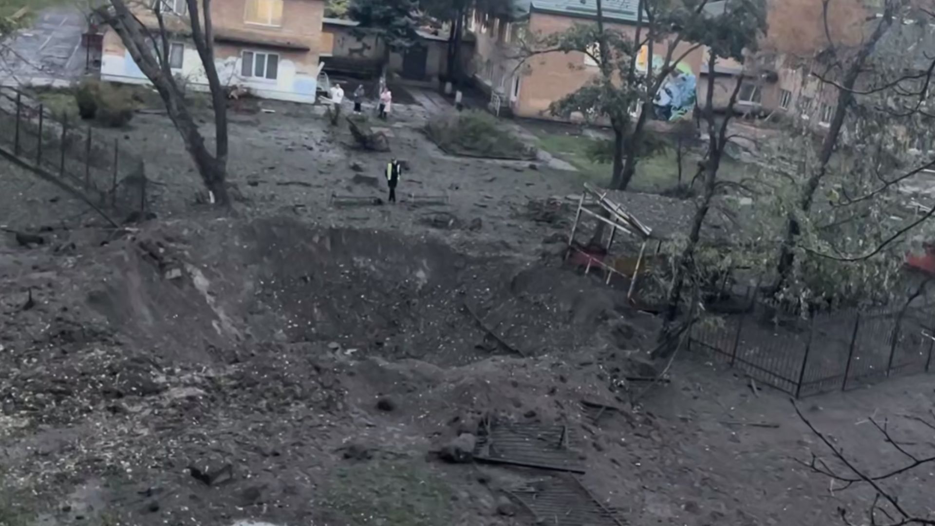 Воронка от ракеты в Киеве