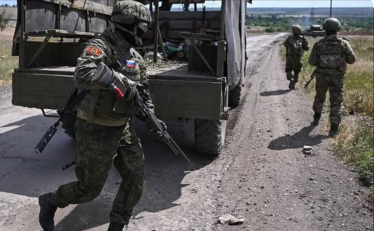 Російські солдати зі зброєю в руках Російські солдати зі зброєю в руках