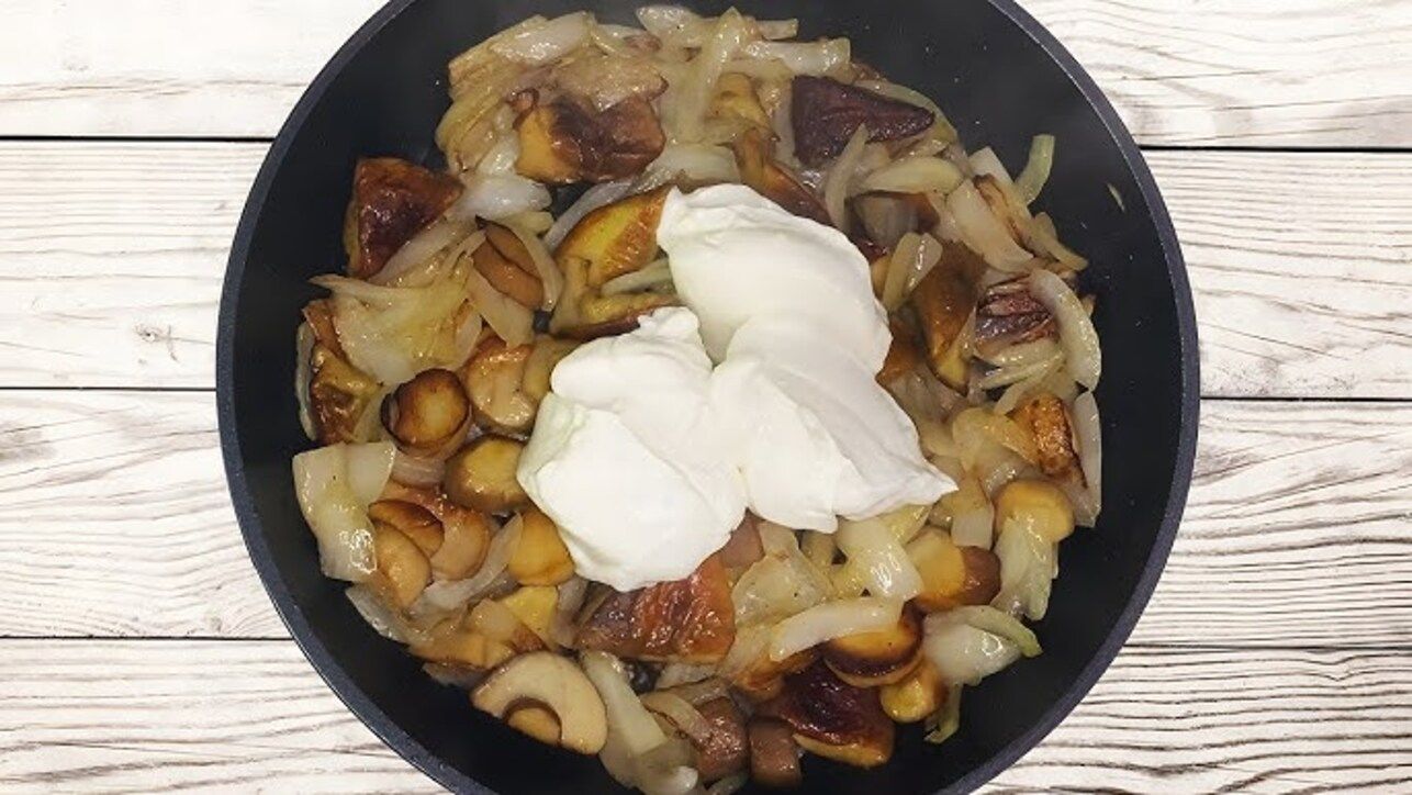 Белые грибы в сметане – любимое блюдо осени.