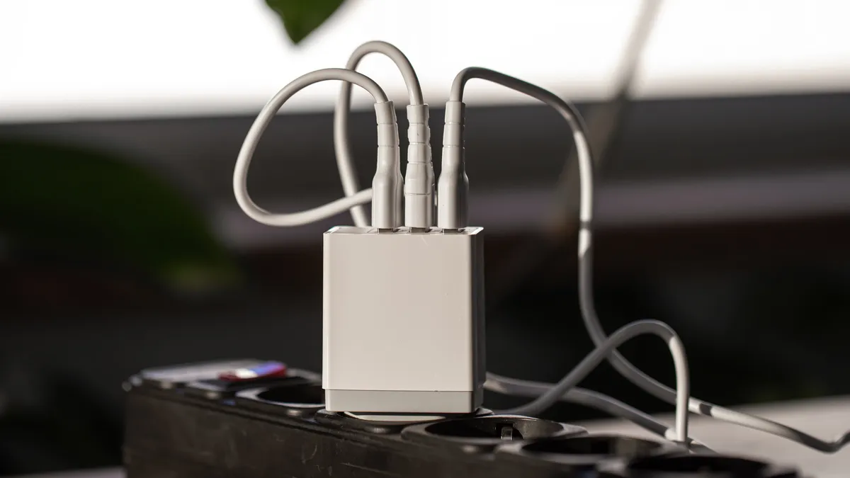 Вимикайте зарядні пристрої з розетки, коли не заряджаєте пристрої