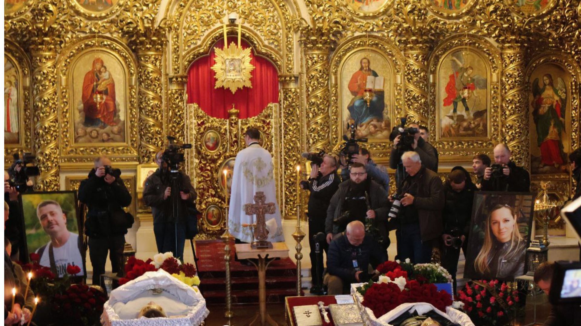 В Киеве прощаются с журналисткой Аленой Грамовой и оператором Евгением Кармазиным, которых убила Россия - 24 Канал В Киеве прощаются с журналисткой Аленой Грамовой и оператором Евгением Кармазиным, которых убила Россия - 24 Канал