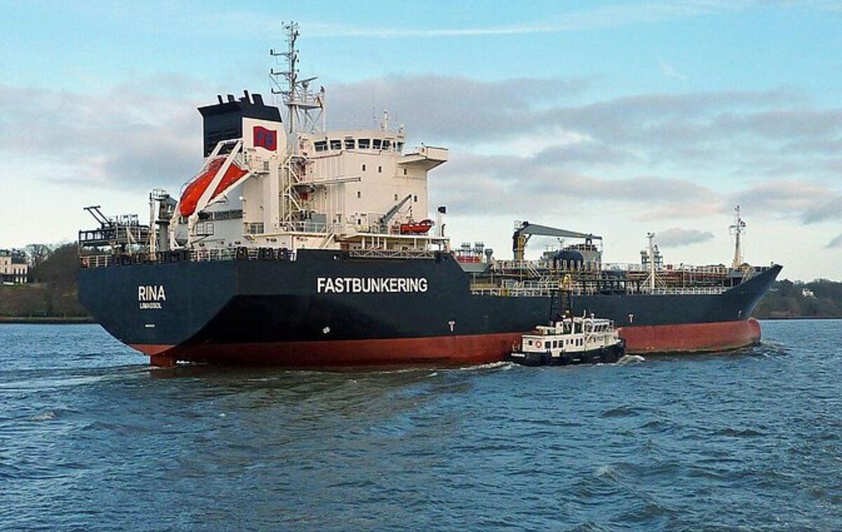 Балтийские компании тайно заправляют теневой флот России: как работает схема