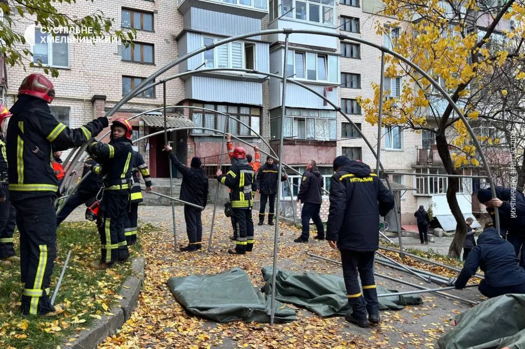 Рятувальники на місці вибуху в Хмельницькому Рятувальники на місці вибуху в Хмельницькому