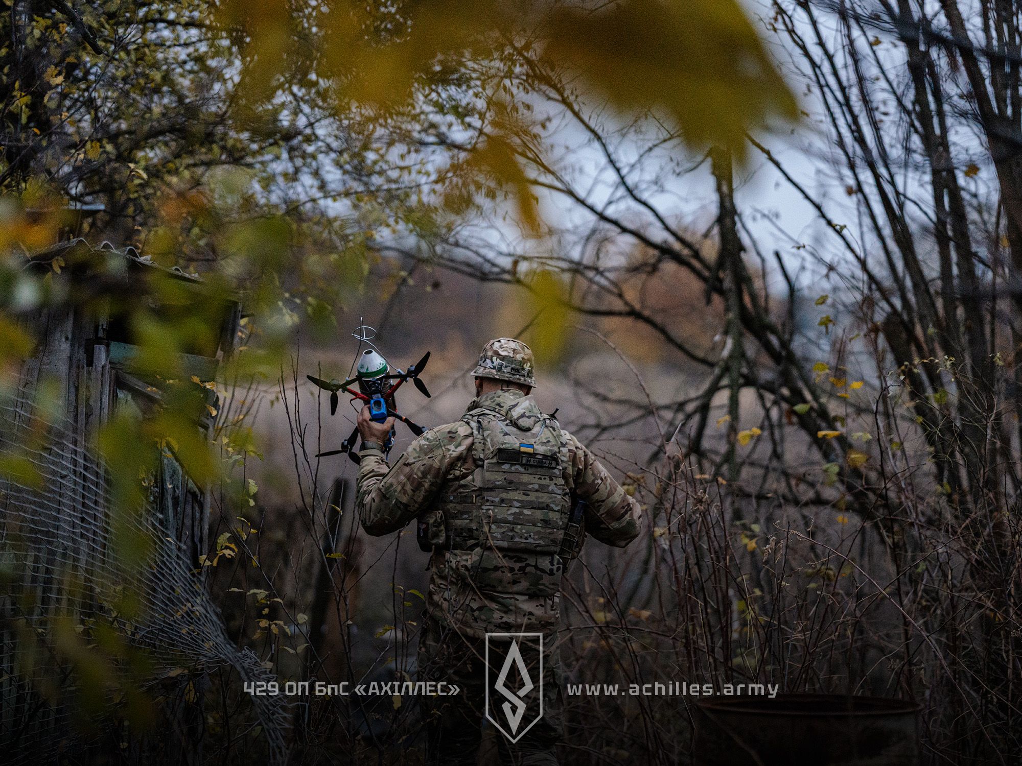 Український військовий з дроном в руках Український військовий з дроном в руках