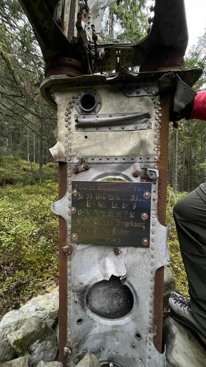 Табличка на місці падіння літака Юнкерс-88