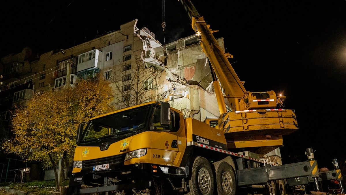 Тело женщины нашли под завалами многоэтажки в Хмельницком Тело женщины нашли под завалами многоэтажки в Хмельницком