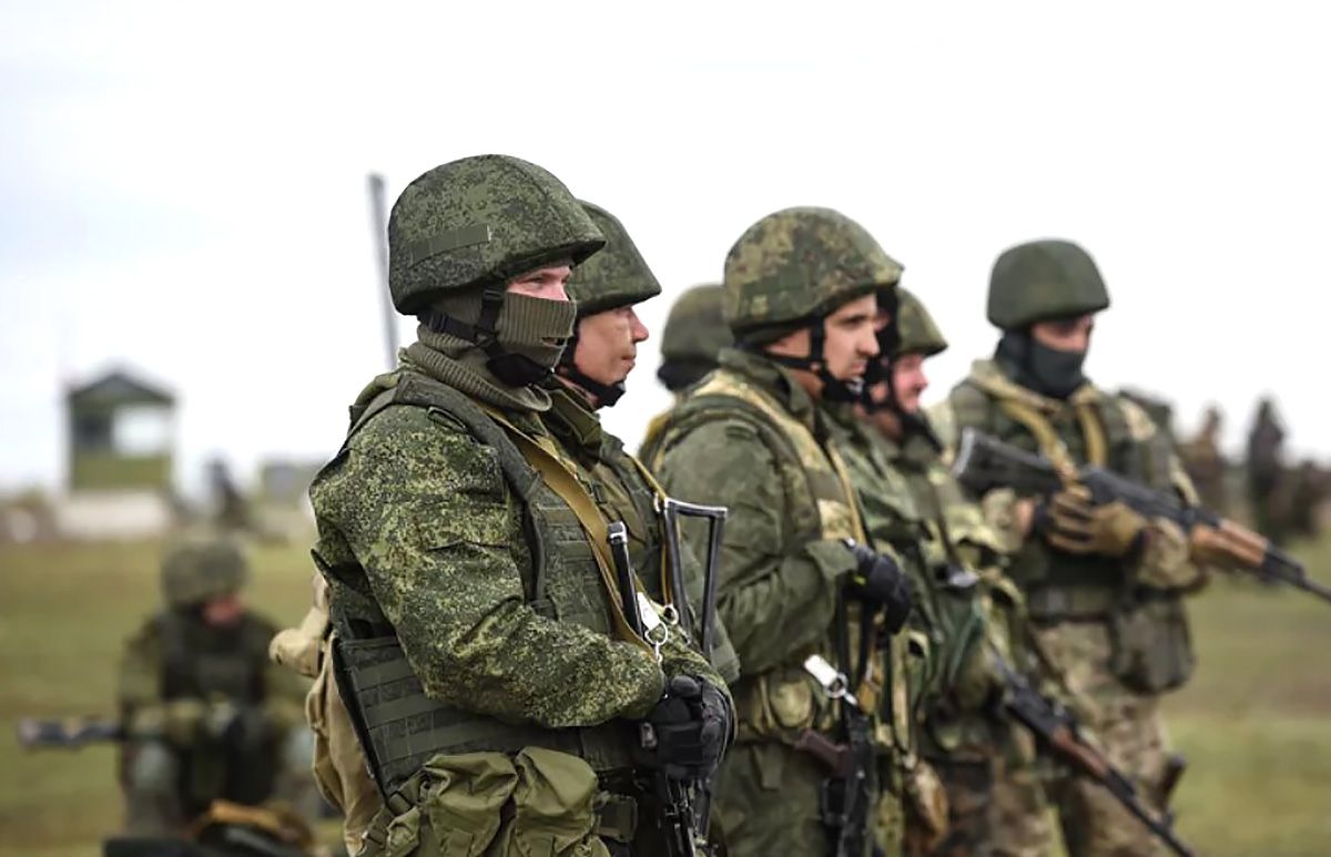 Российские оккупанты с оружием в руках