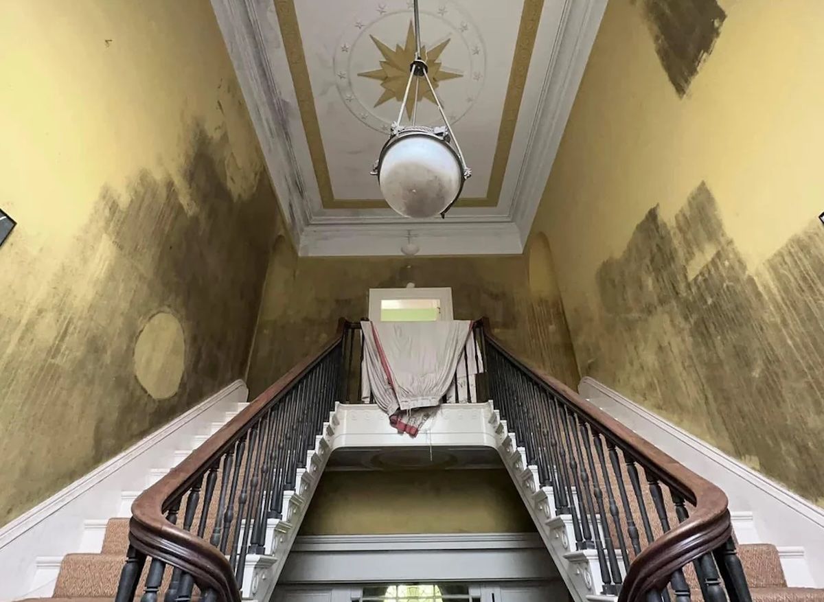 Чоловік показав, що знайшов усередині покинутого будинку Чоловік показав, що знайшов усередині покинутого будинку