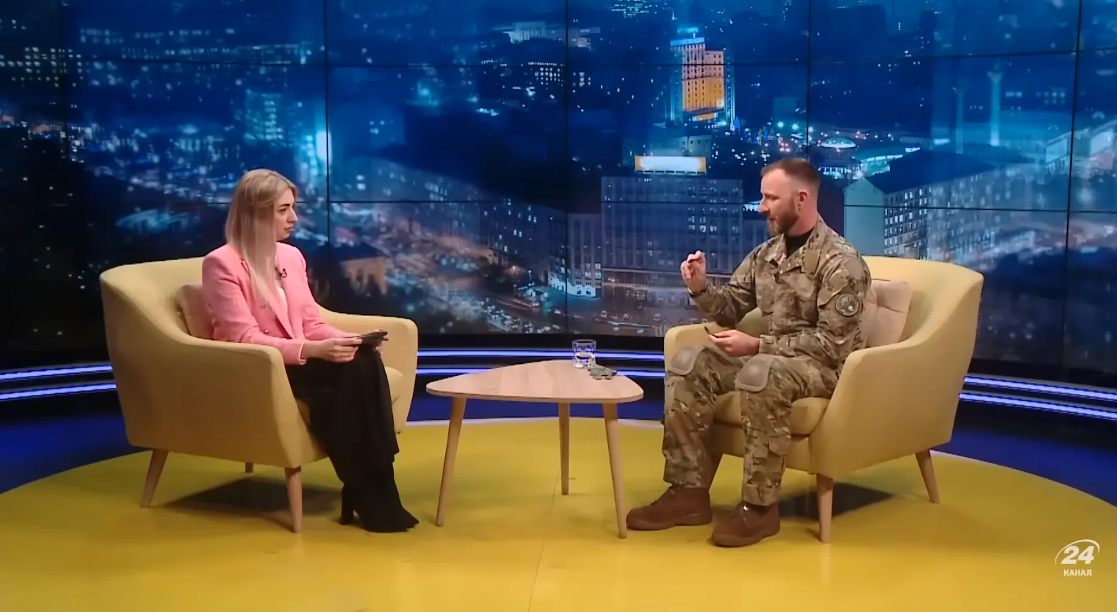 Метью показує уламок, який ледь не вбив його в Бахмуті