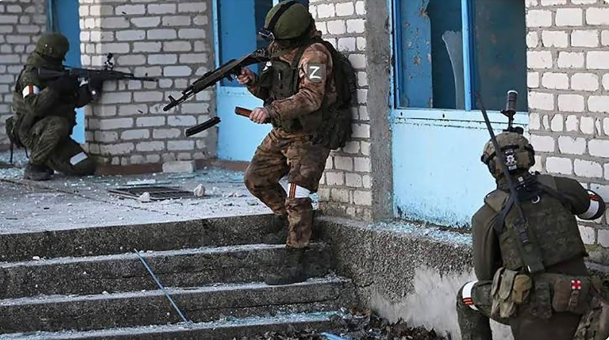 Российские оккупанты с оружием в руках