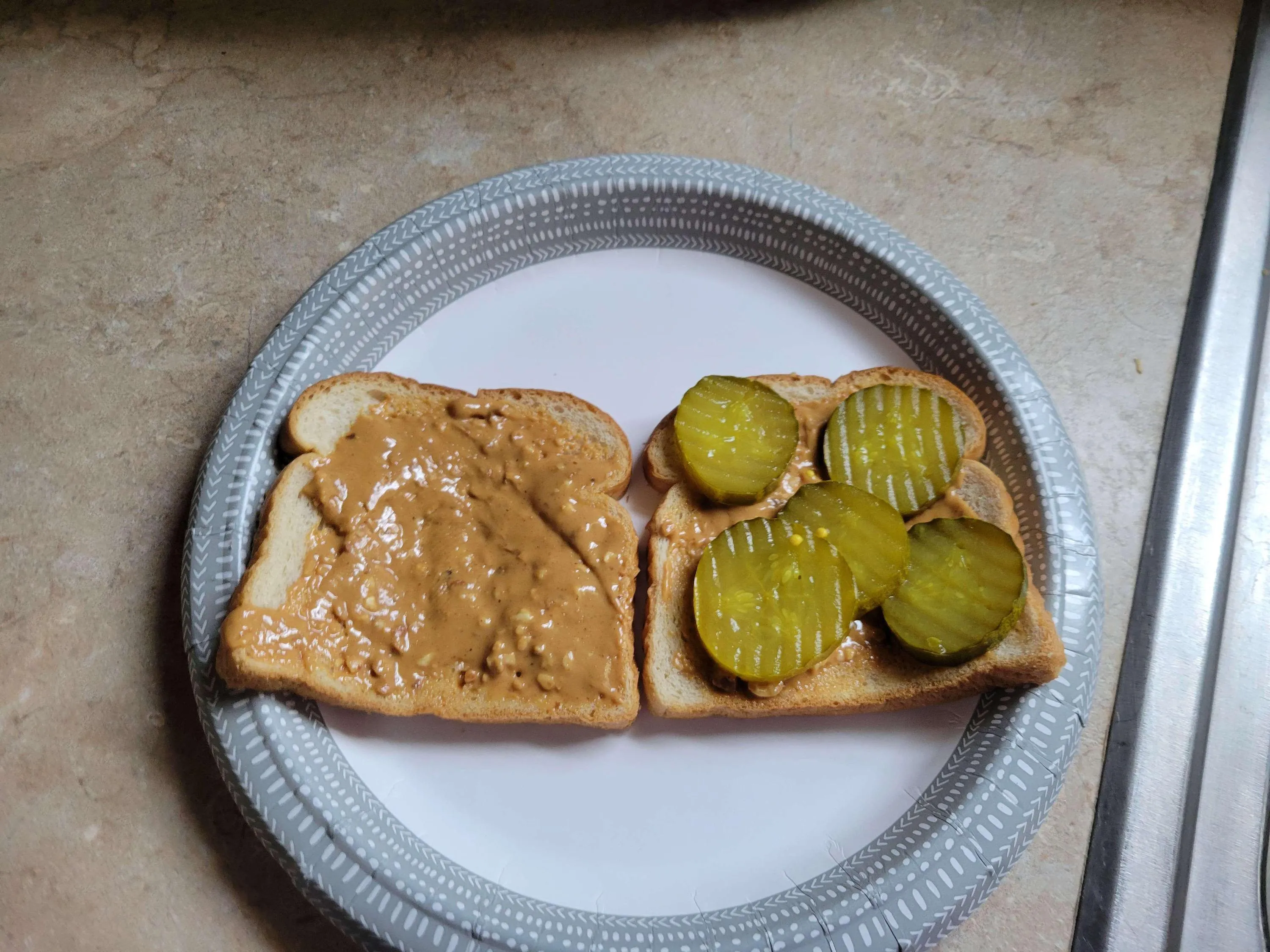 Сэндвич с арахисовым маслом и маринованным огурцом Сэндвич с арахисовым маслом и маринованным огурцом