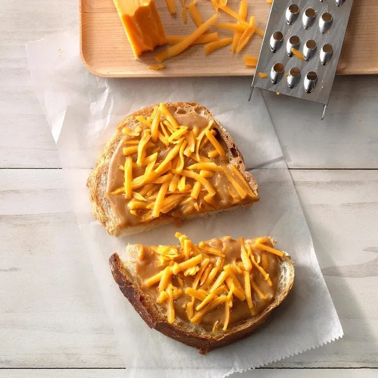 Сэндвич с арахисовым маслом и сыром чеддер Сэндвич с арахисовым маслом и сыром чеддер