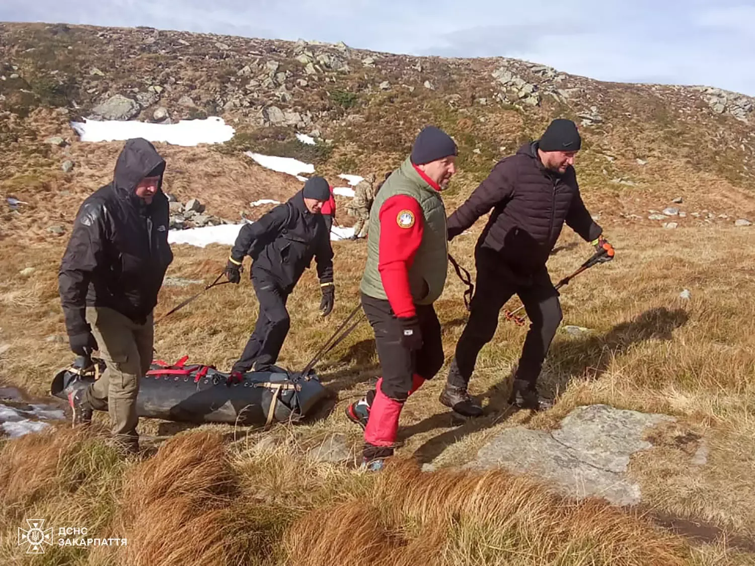 Тела двух мужчин нашли в районе горы Гутин Томнатик в Карпатах Тела двух мужчин нашли в районе горы Гутин Томнатик в Карпатах