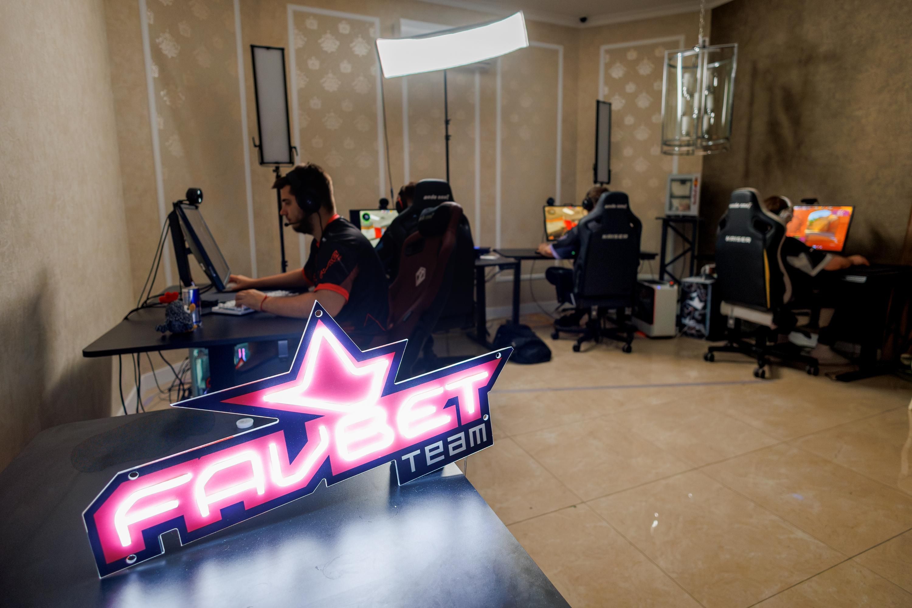 За лаштунками кіберспортивного Counter-Strike: як виглядають буткемпи Favbet Team