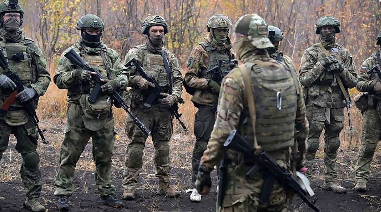 Російські окупанти зі зброєю в руках Російські окупанти зі зброєю в руках