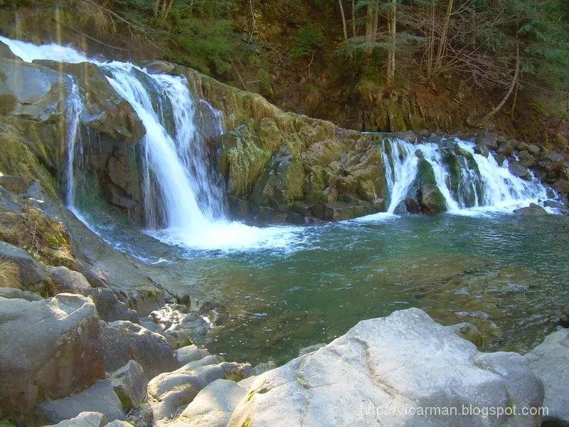 Водоспад Кам'янка та Мертве озеро / фото Vucarman.blogspot.com Водоспад Кам'янка та Мертве озеро / фото Vucarman.blogspot.com