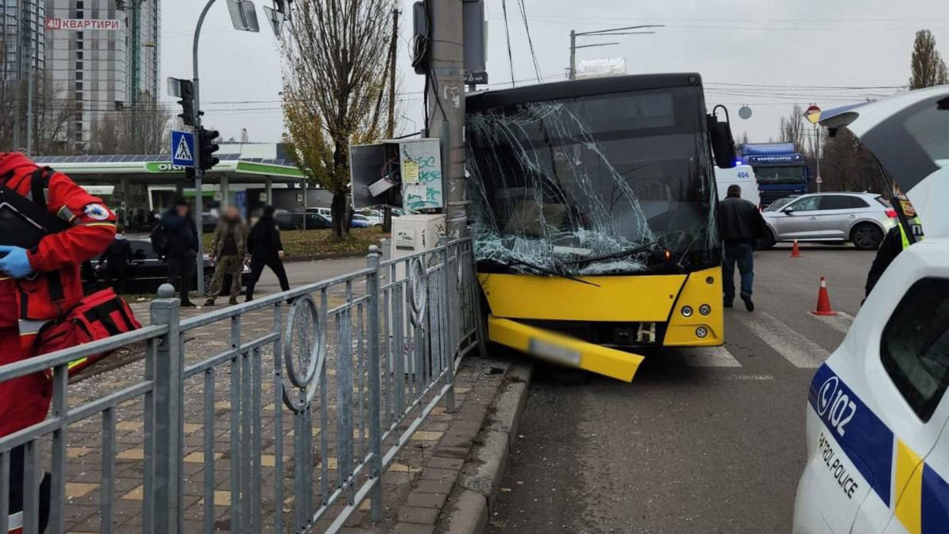У Києві автобус з пасажирами врізався в електроопору, є постраждалі - 24 Канал