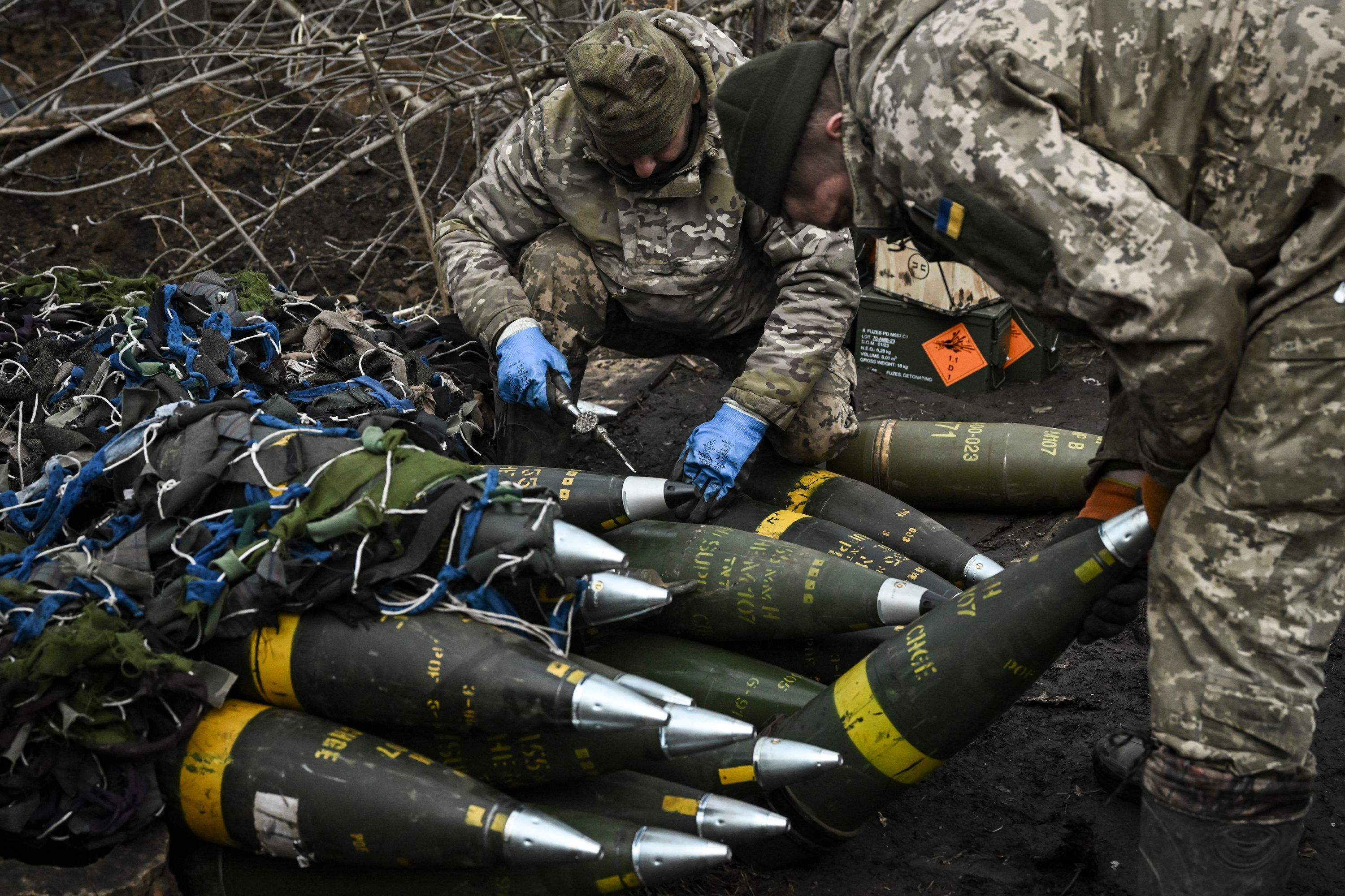 Українські військові, снаряди Українські військові, снаряди