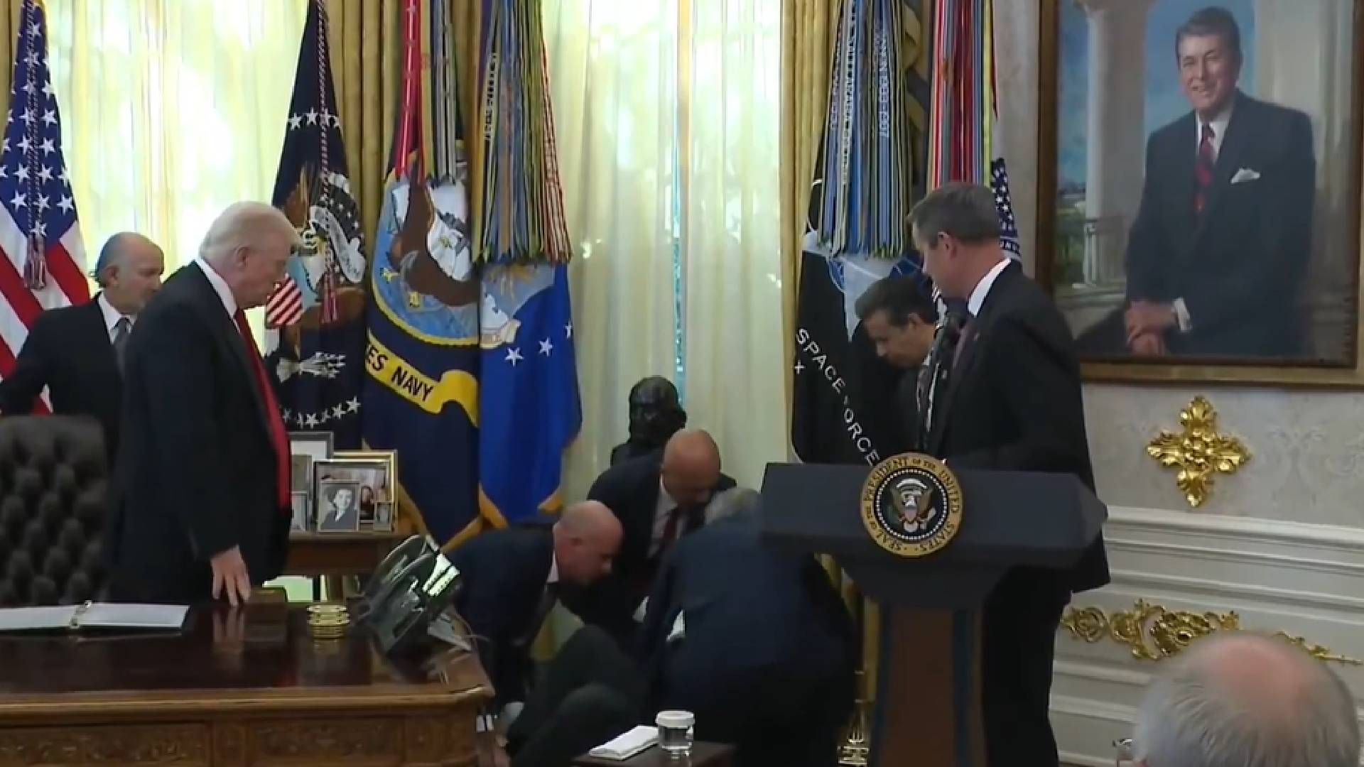 Представитель фармокомпании потерял сознание во время выступления Трампа