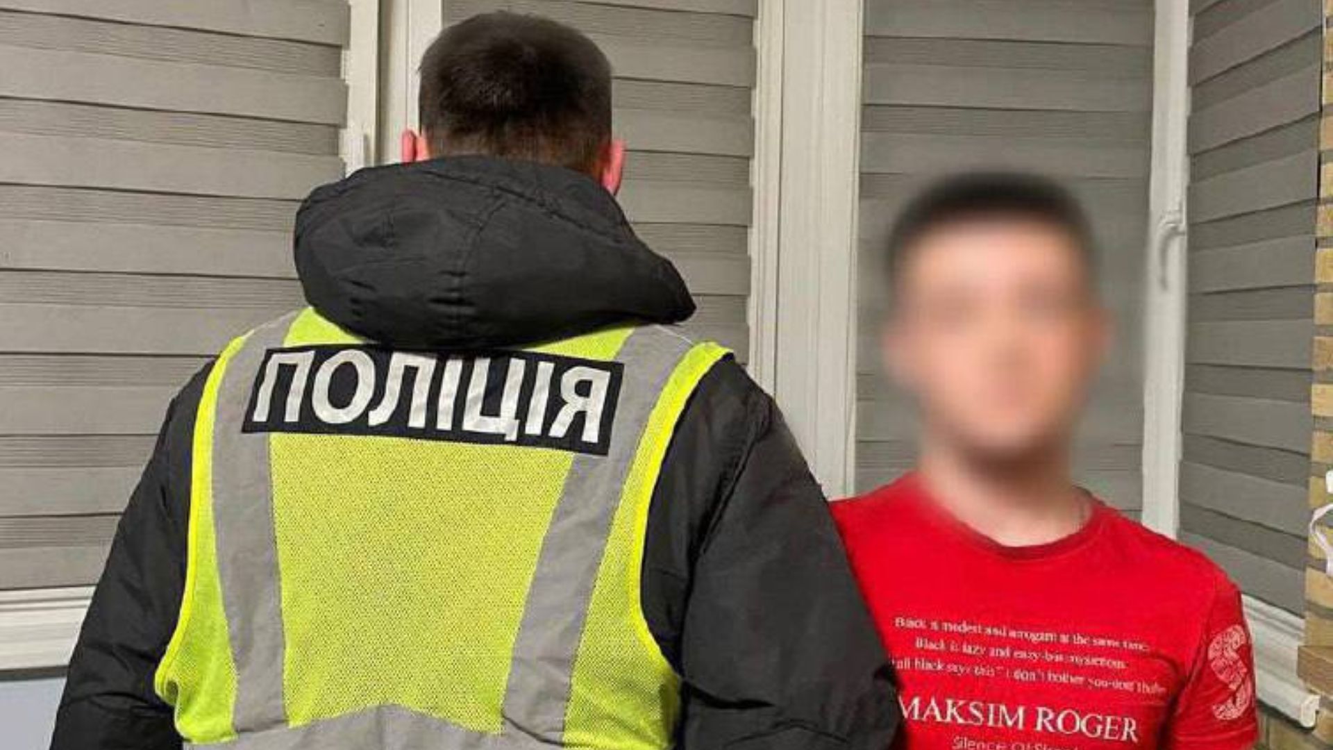 Полиция привлекла к ответственности парня, который пел российские песни в форме полицейского Полиция привлекла к ответственности парня, который пел российские песни в форме полицейского