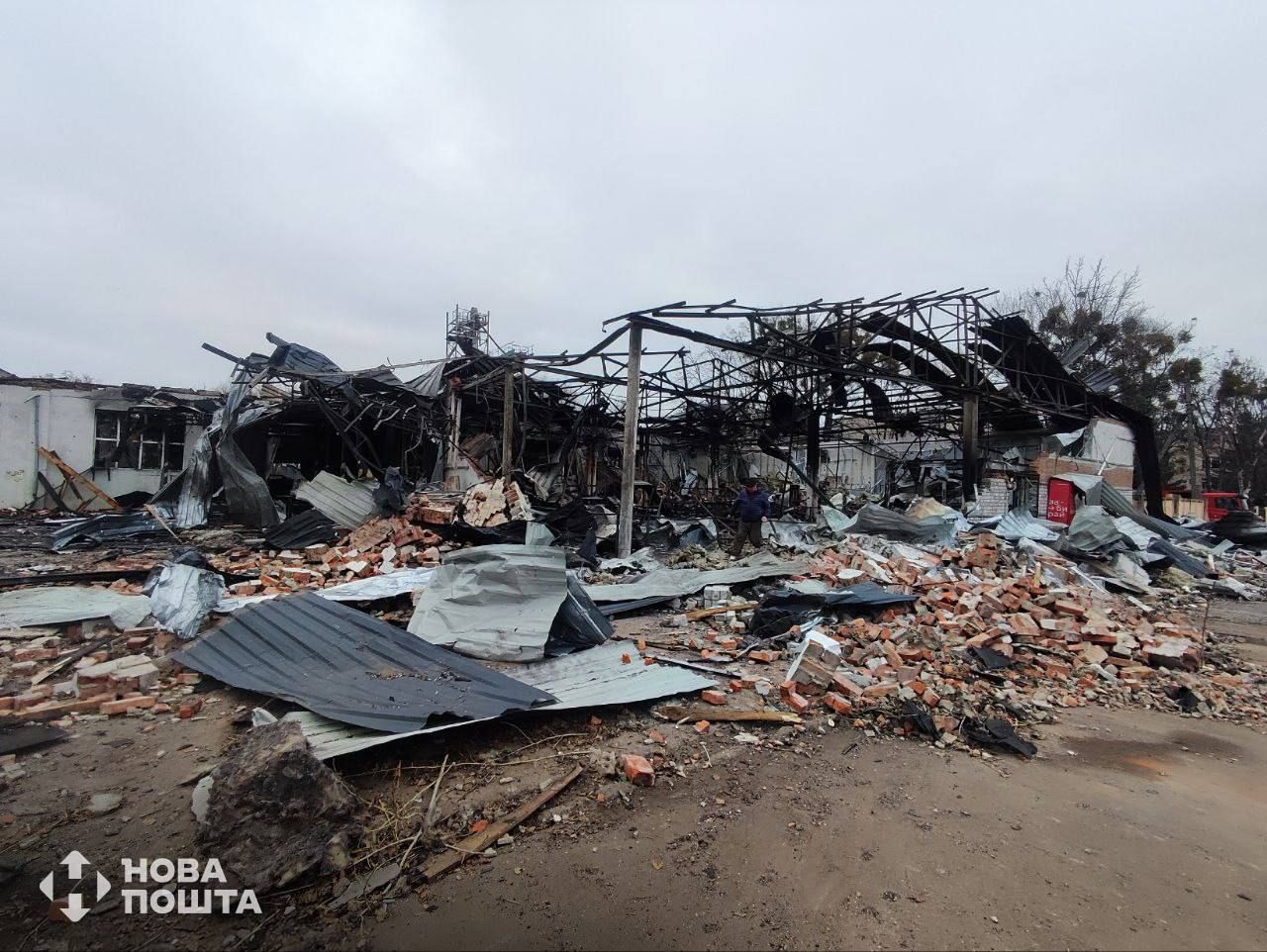 Российский обстрел разрушил отделение "Новой почты" Российский обстрел разрушил отделение "Новой почты"