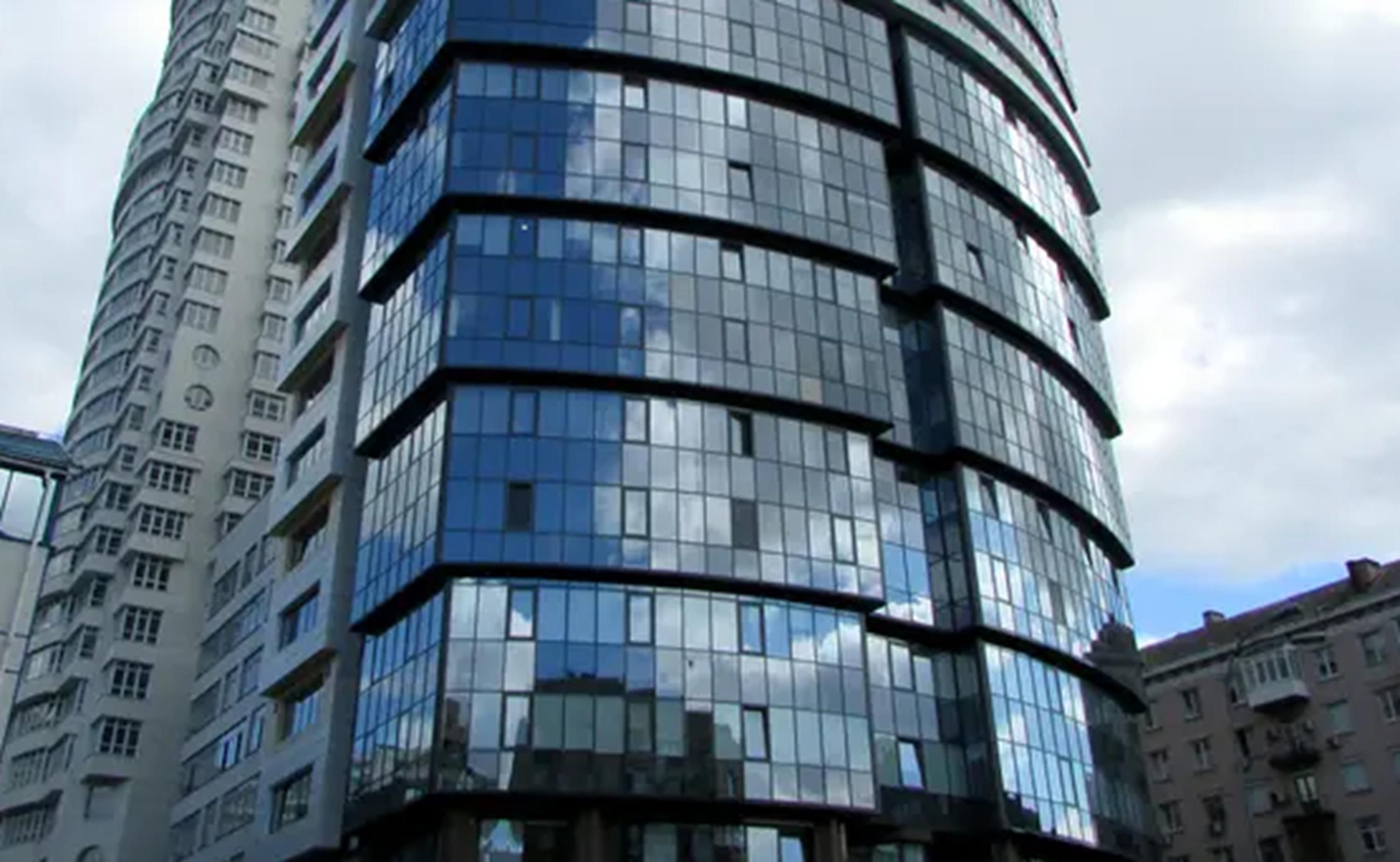 Де розташована та який вигляд має найвища будівля в Україні