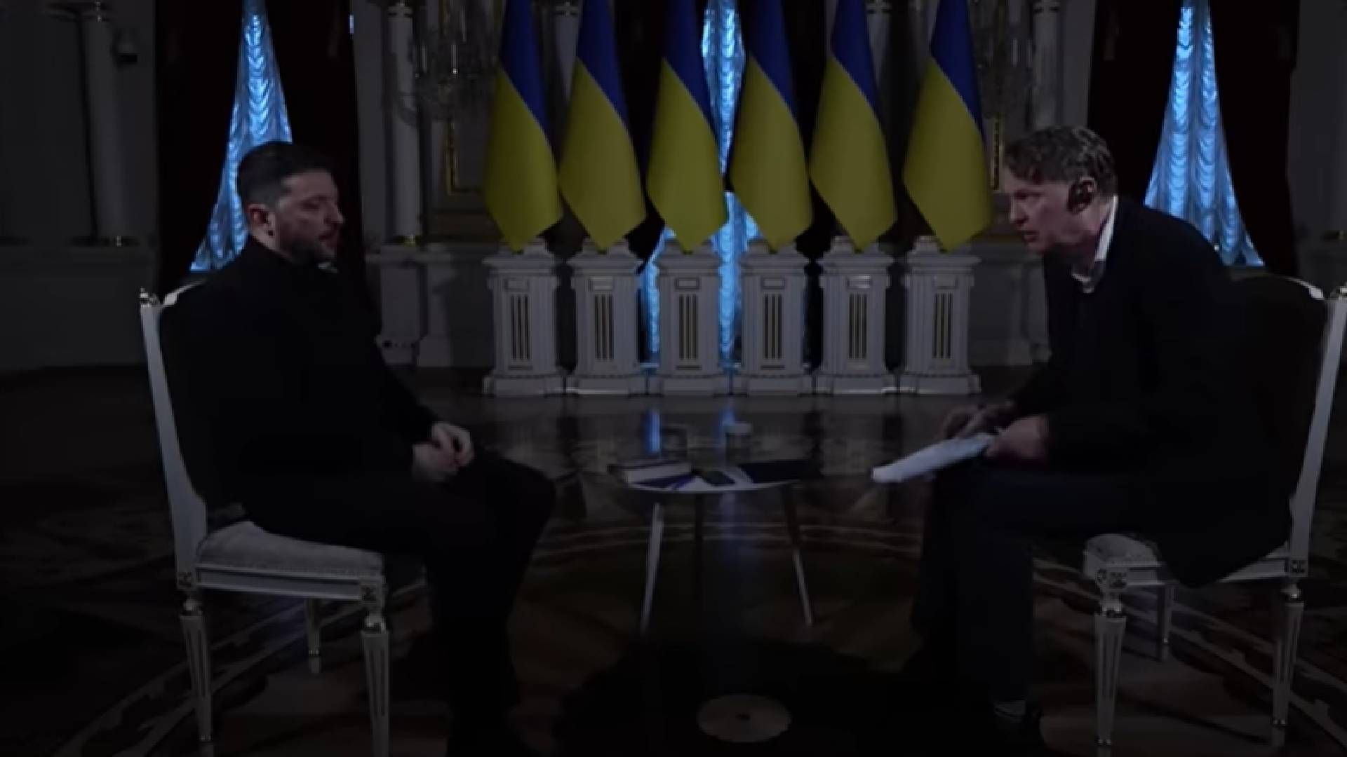 Зеленский некоторое время давал интервью в темноте