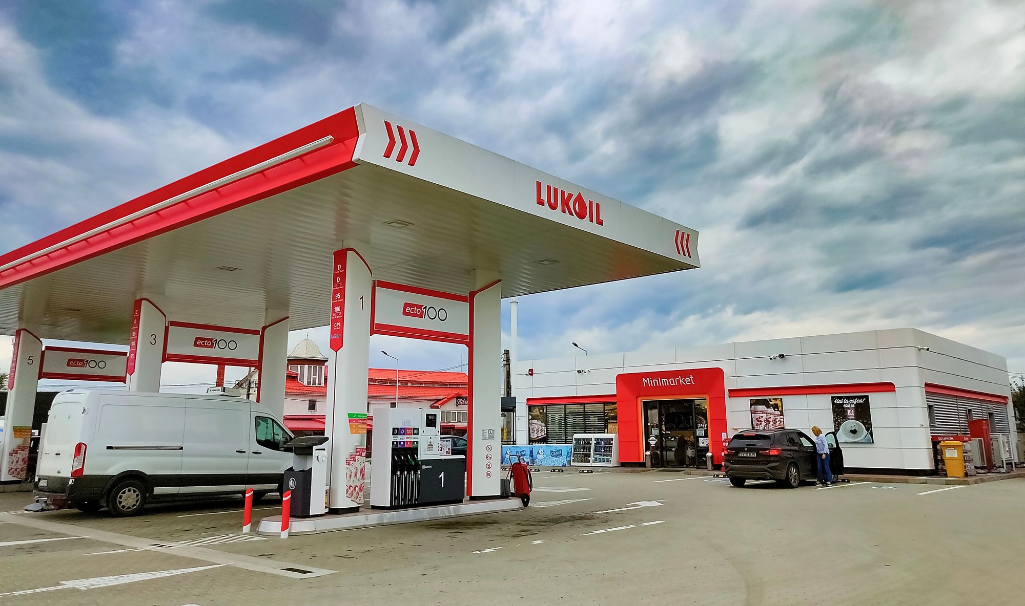 Санкції проти Москви викликали паніку в Європі: три країни рятують російські НПЗ - Економіка Санкції проти Москви викликали паніку в Європі: три країни рятують російські НПЗ - Економіка