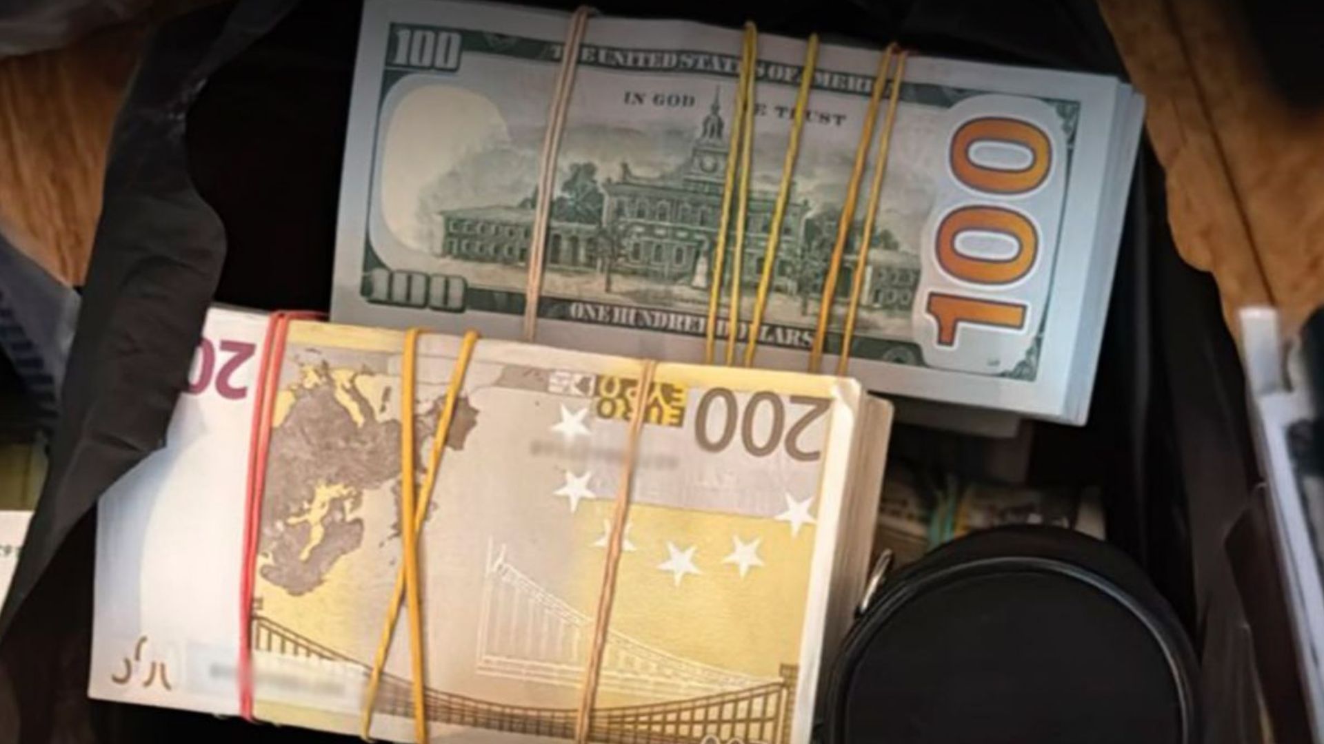 Гроші, знайдені під час обшуків НАБУ Гроші, знайдені під час обшуків НАБУ