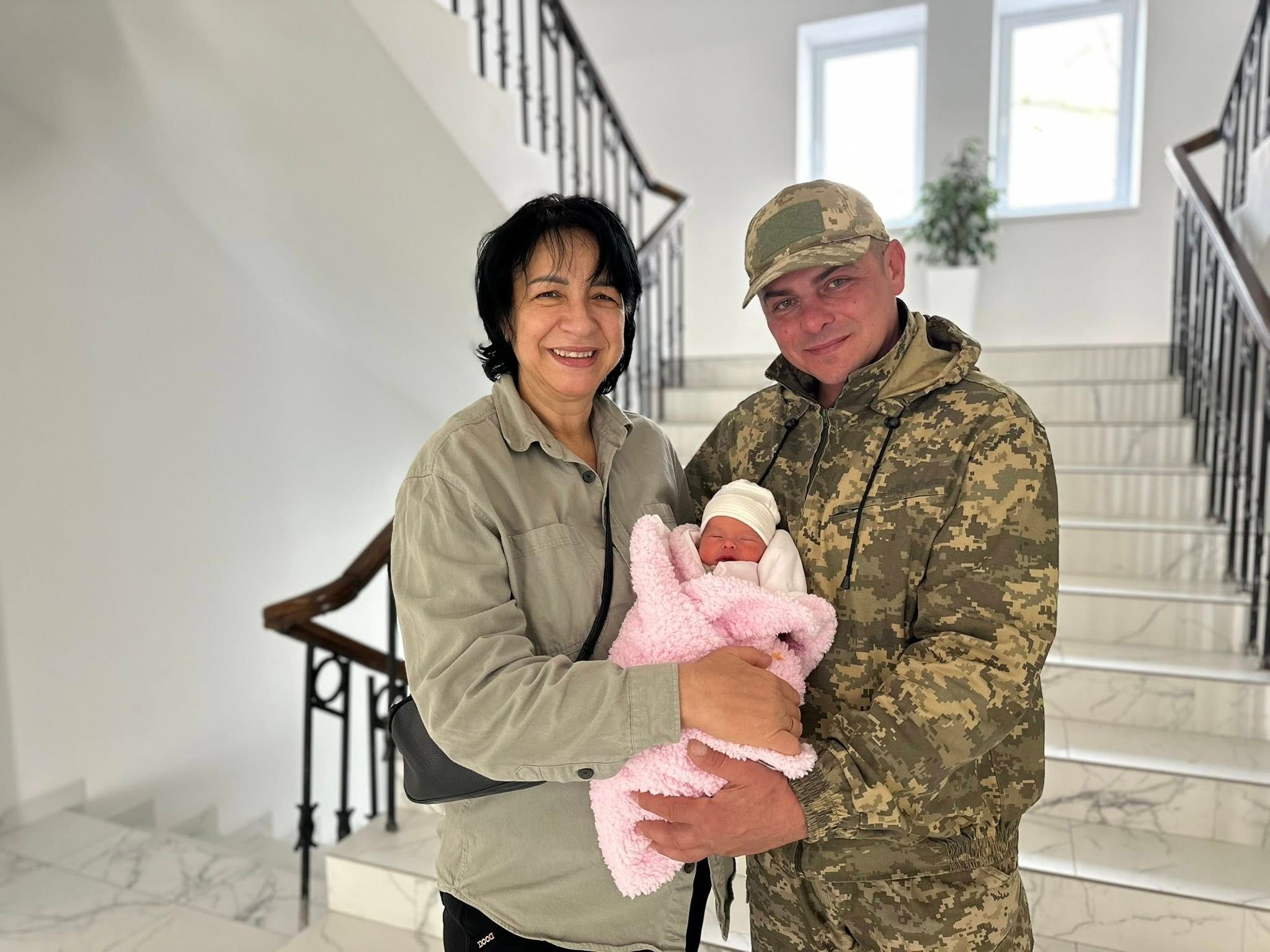 Зворушлива історія: 52-річна захисниця зустріла кохання на війні та втретє стала мамою - 24 Канал