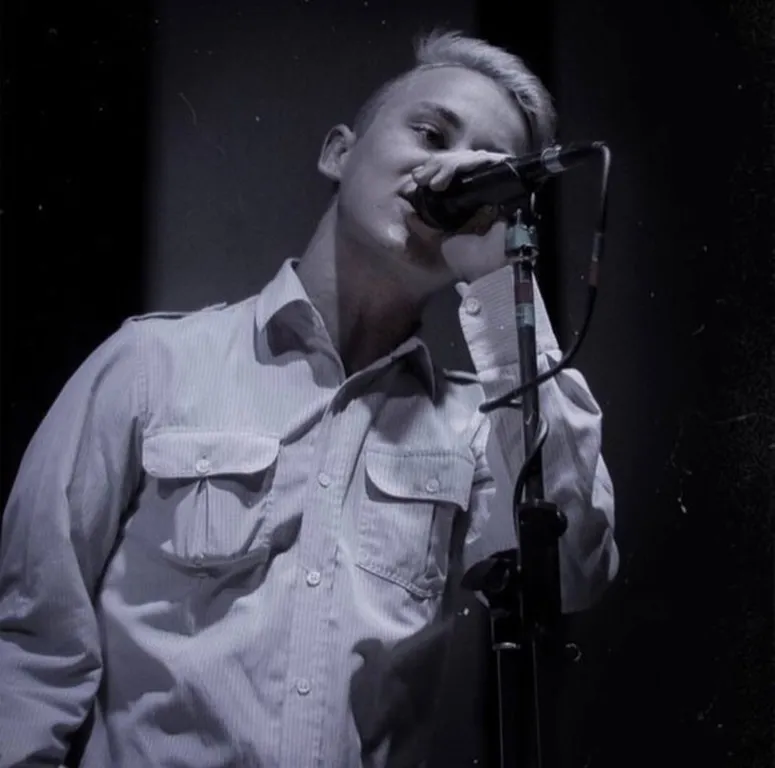 Артем Пивоваров із пофарбованим волоссям