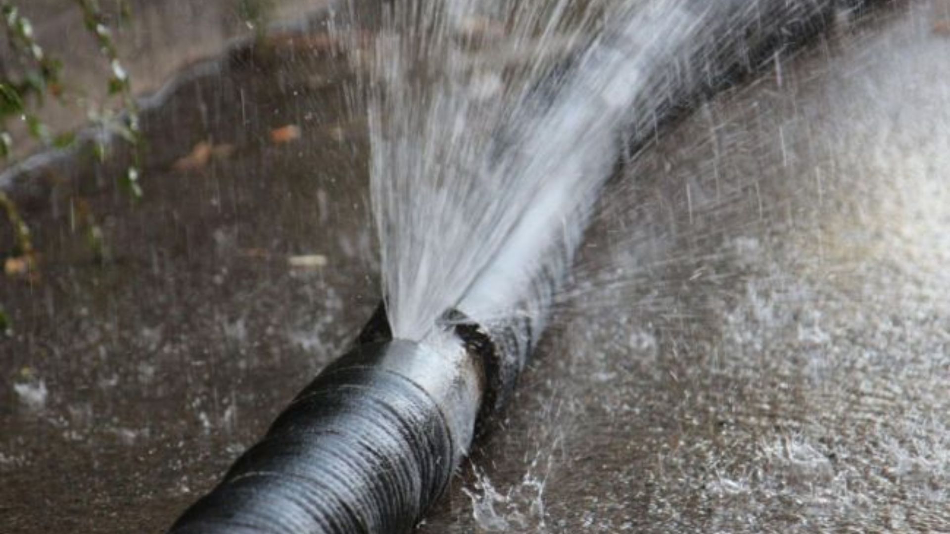 У Києві прорвало трубу