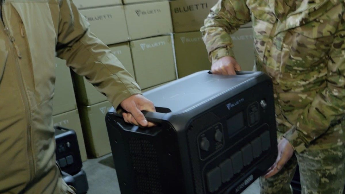 Щоб батареї дронів завжди були заряджені: волонтери передали зарядні станції полку Ахіллес - 24 Канал Щоб батареї дронів завжди були заряджені: волонтери передали зарядні станції полку Ахіллес - 24 Канал