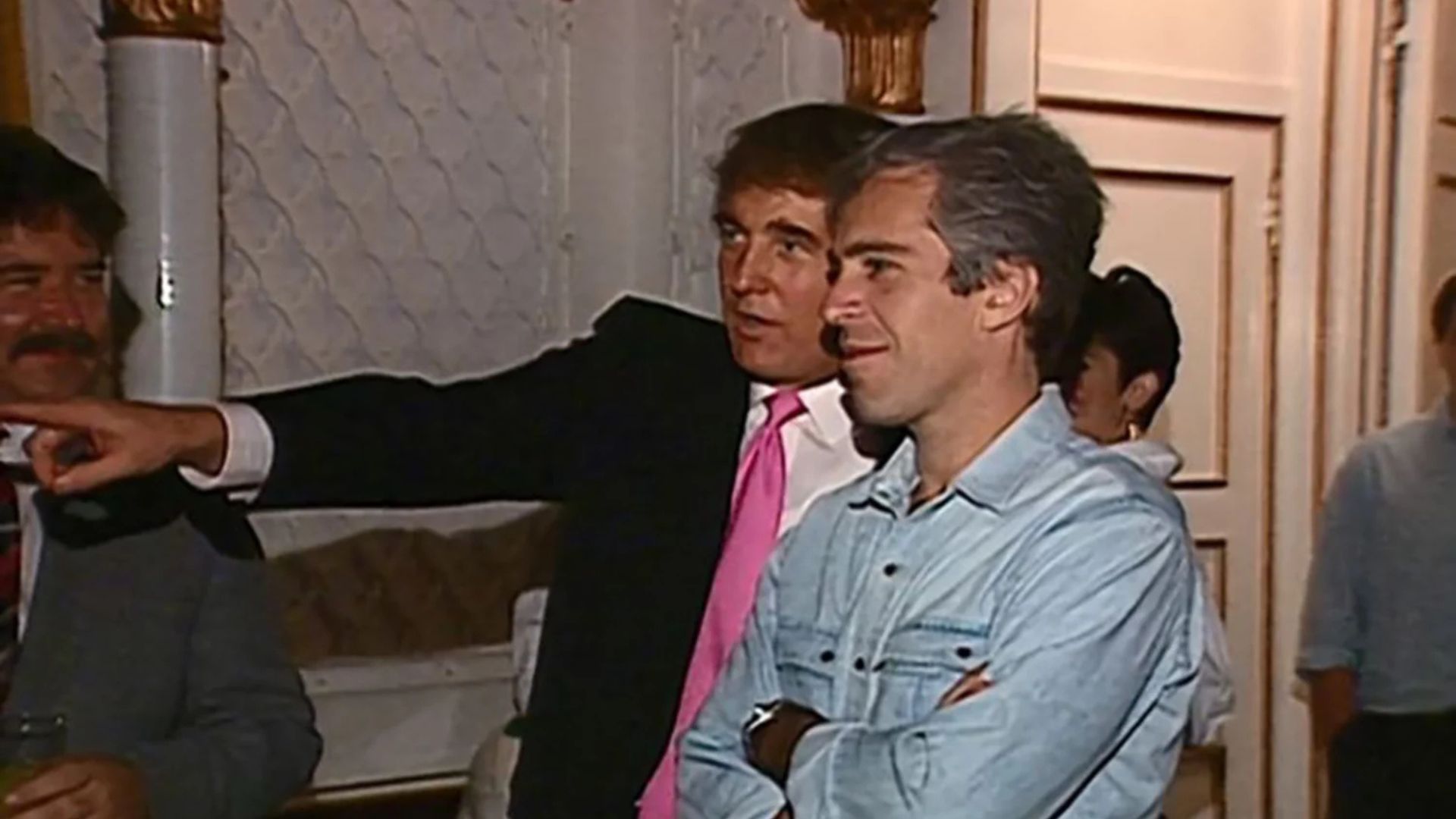 Трамп мог провести несколько часов с жертвой сексуальных преступлений Трамп мог провести несколько часов с жертвой сексуальных преступлений