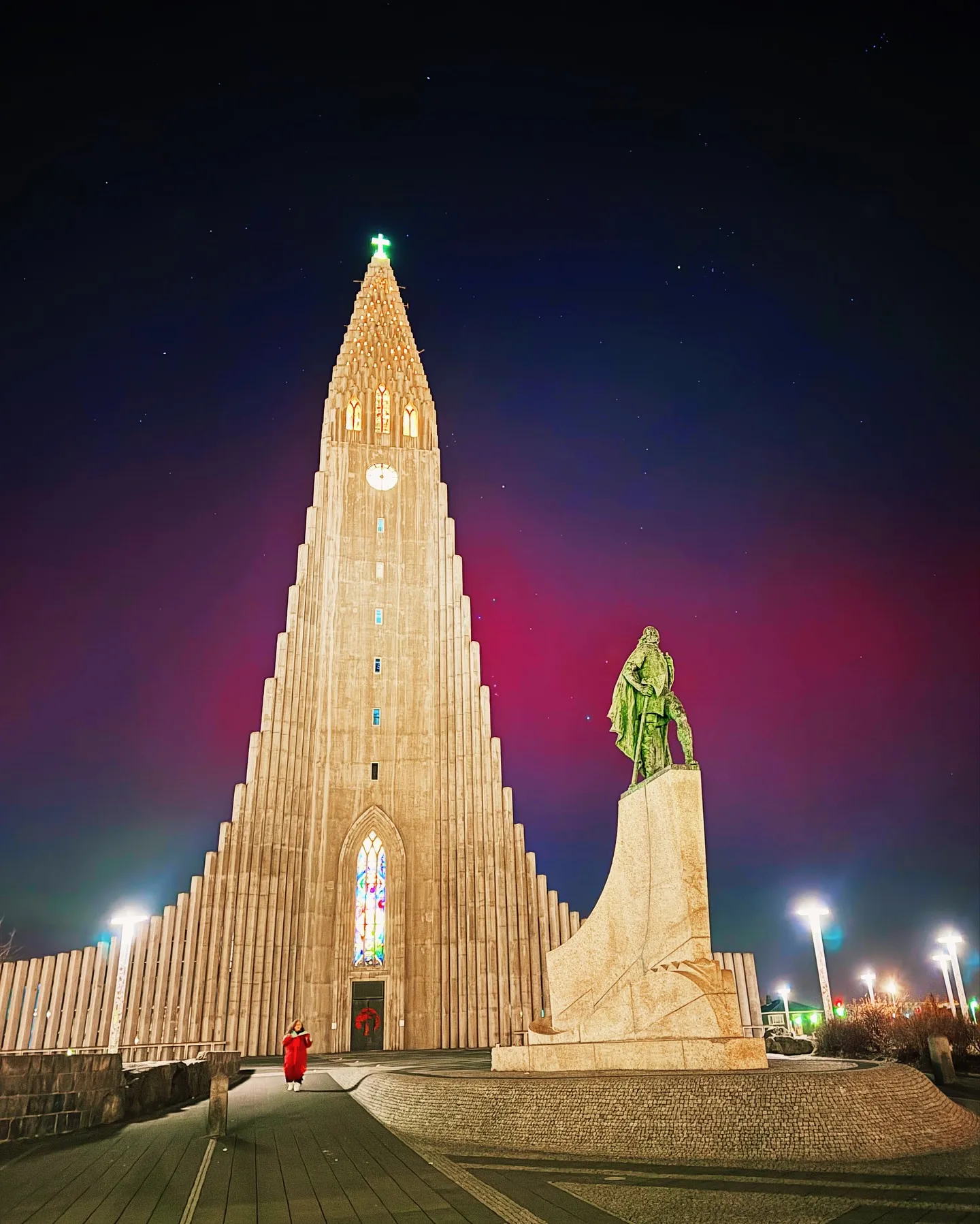 Полярное сияние над лютеранской церковью Хатльгримскиркья в Рейкьявике, Исландия