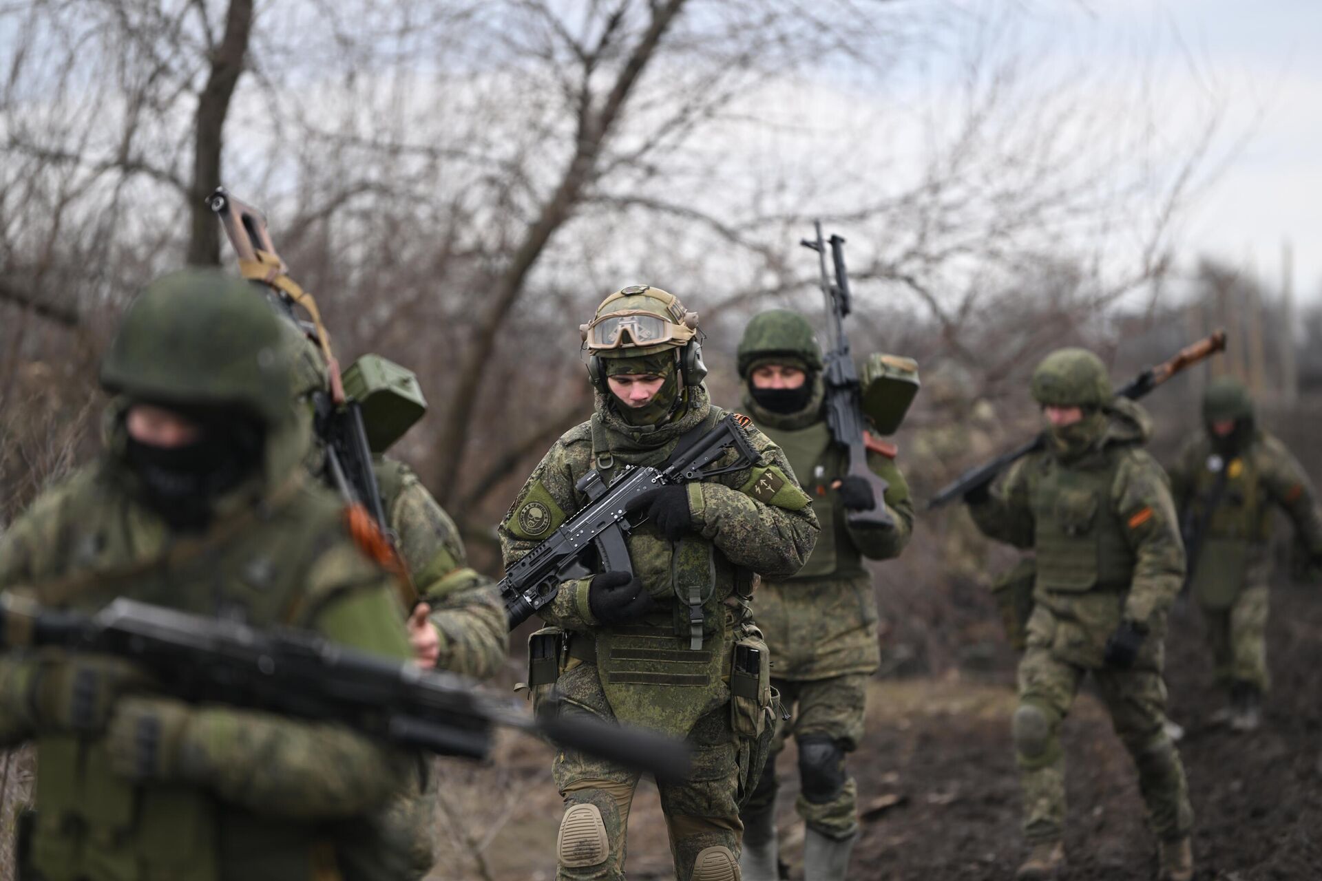 Російські піхотинці зі зброєю у руках на фронті