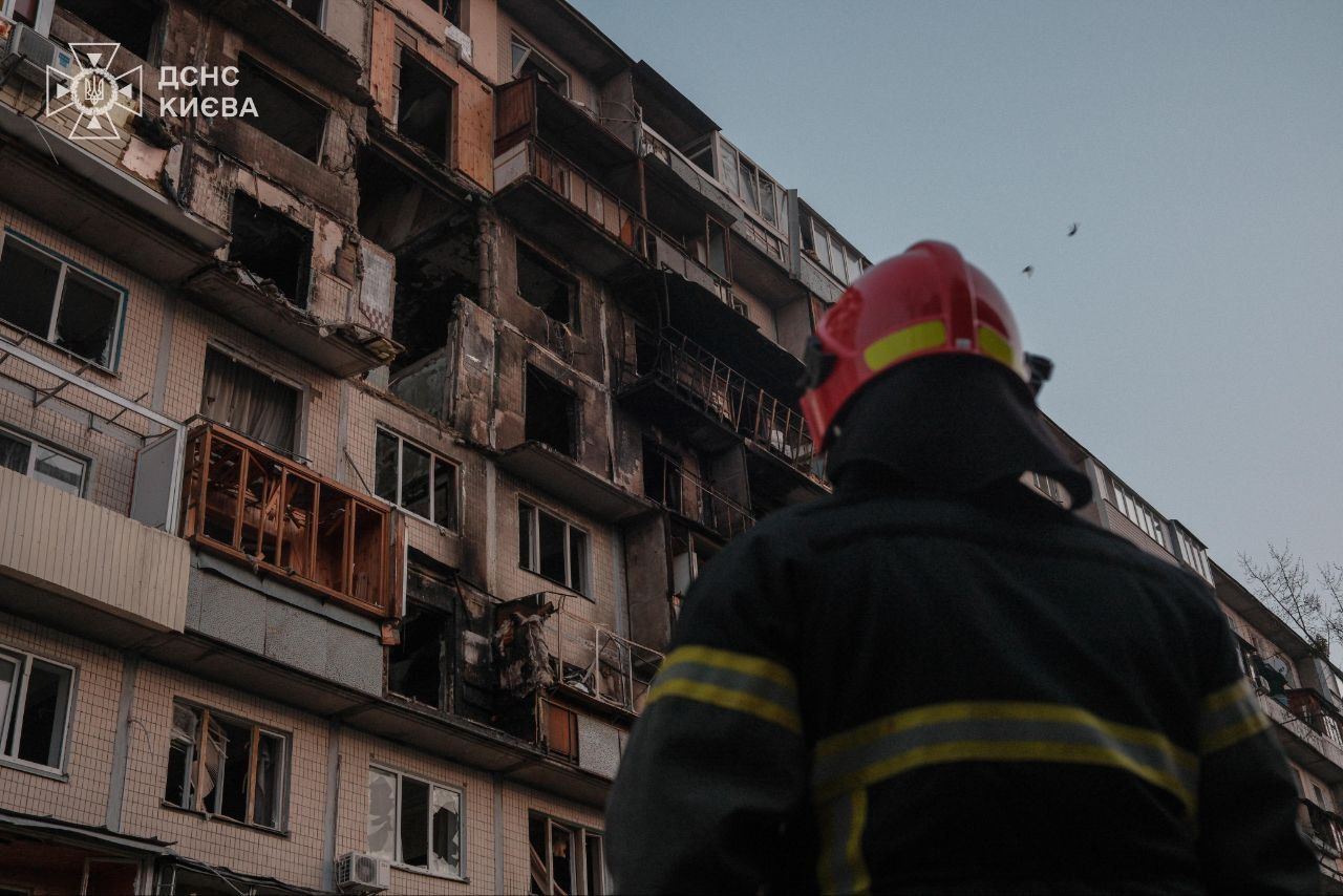 У Києві мати із сином рятувалися від пожежі через вікно У Києві мати із сином рятувалися від пожежі через вікно